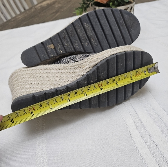 Toms Womens size 7.5 M Faux Leather snake print wedges mules. - Picture 7 of 12